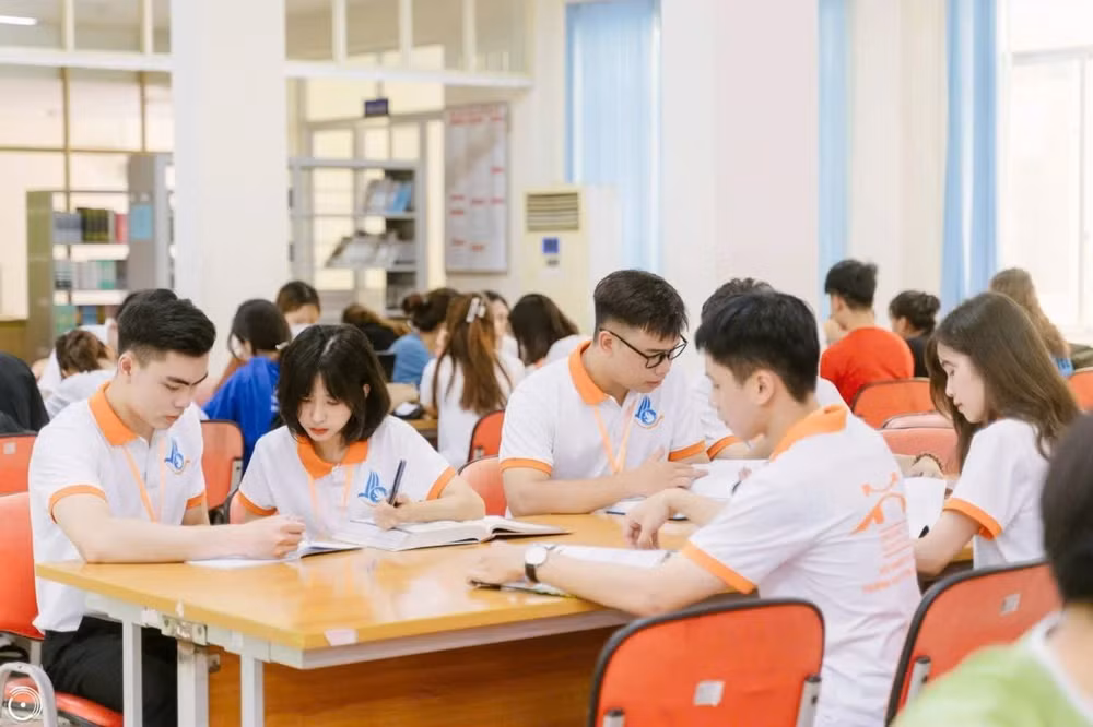 Sinh viên Trường đại học Công nghệ Giao thông vận tải trong một giờ tự học. 