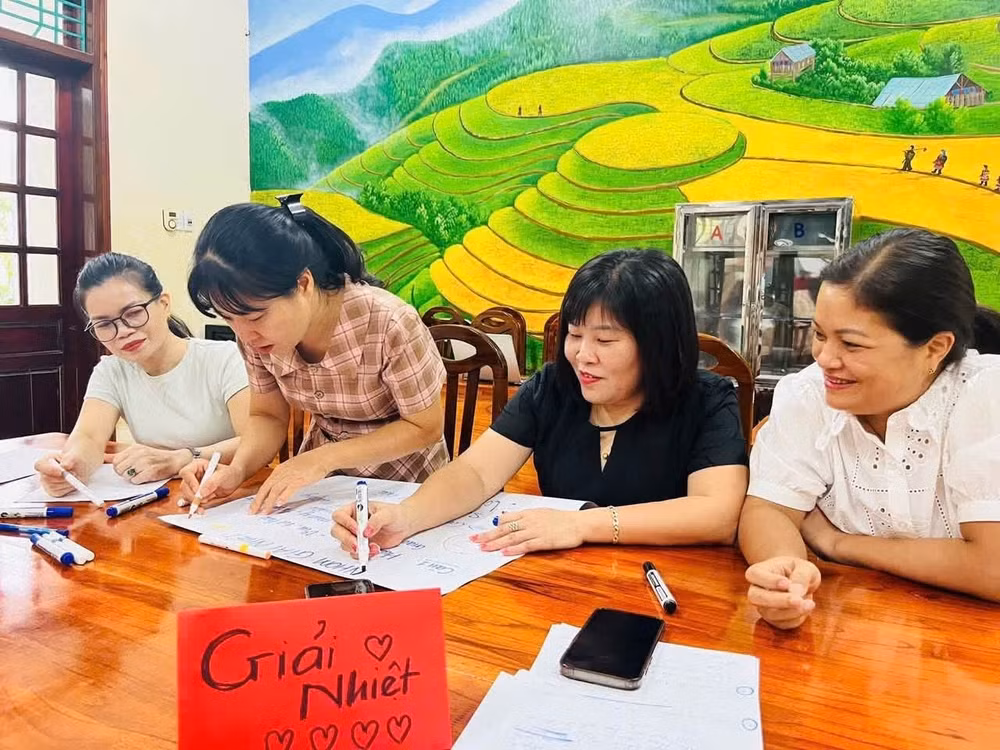 Lớp tập huấn kỹ năng tâm lý học đường cho giáo viên của Trường trung học phổ thông Ỷ La (Tuyên Quang).