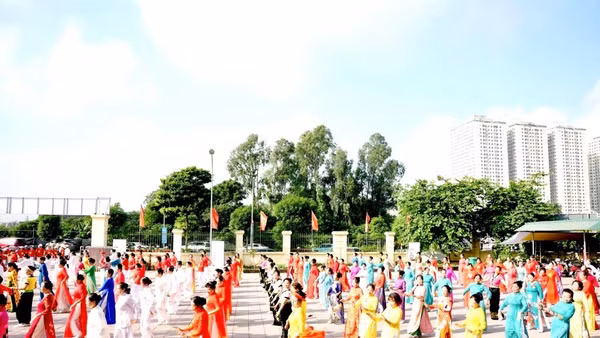 Màn đồng diễn dưỡng sinh của hàng nghìn người cao tuổi thể hiện thể hiện sức sống mãnh liệt, tinh thần lạc quan của thế hệ người cao tuổi Thủ đô. Ảnh Quỳnh Trang