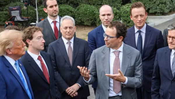 Tổng thống D.Trump và các giám đốc điều hành các công ty công nghệ lớn của Mỹ trong cuộc gặp hôm 29/9. Ảnh | Getty Images