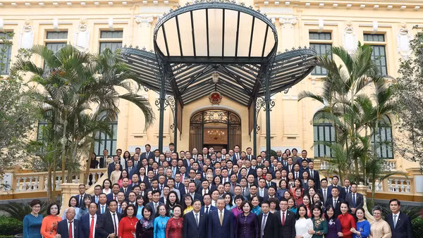 Tổng Bí thư, Chủ tịch nước Tô Lâm cùng các đồng chí lãnh đạo Đảng, Nhà nước và đại diện các doanh nghiệp tiêu biểu tại buổi gặp mặt. Ảnh: TTXVN. 
