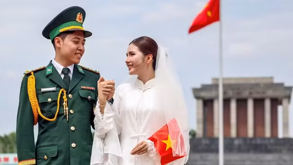 Đôi bạn trẻ chụp ảnh cưới bên Lăng Bác.