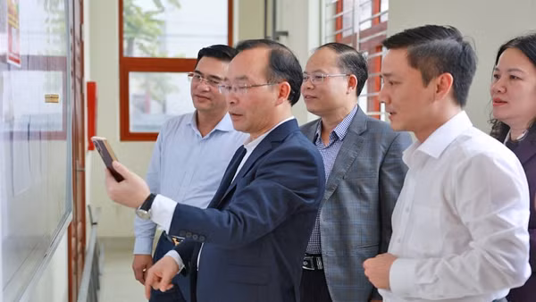 Tổ giám sát số 1 thuộc Đoàn giám sát Hội đồng nhân dân tỉnh Bắc Ninh giám sát công tác chuẩn bị bầu cử đại biểu Quốc hội khóa XVI và đại biểu Hội đồng nhân dân các cấp nhiệm kỳ 2026 - 2031 tại phường Tân Tiến, ngày 25/2. 