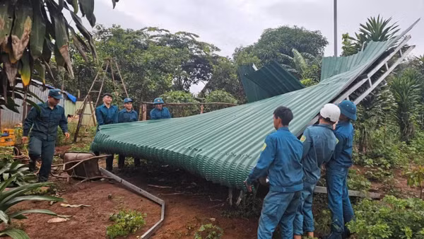 Lực lượng dân quân xã Bù Gia Mập giúp nhân dân khắc phục hậu quả thiên tai. (Ảnh: CTV)