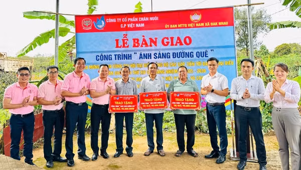 Lãnh đạo xã Đắk Nhau cùng đơn vị tài trợ trao kinh phí xây dựng công trình "Ánh sáng đường quê".