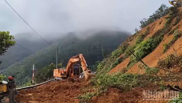 Hiện trường sạt lở. (Ảnh: NHẤT SƠN)