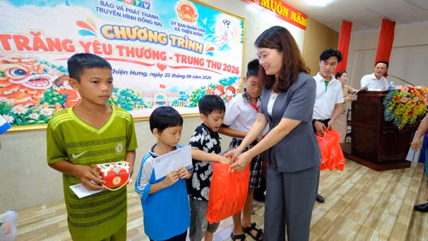 Lãnh đạo xã Thiện Hưng, thành phố Đồng Nai trao quà cho các cháu thiếu nhi. (Ảnh: Nhất Sơn)