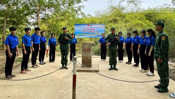 Lực lượng đoàn thanh niên Đồn Biên phòng Đắk Ơ phối hợp với đoàn thanh niên xã Đắk Ơ tham gia bảo vệ cột mốc biên giới.