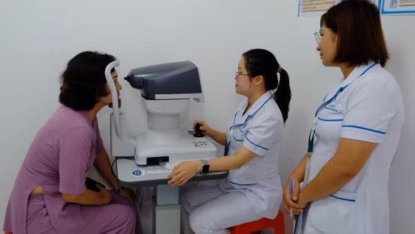 Các bác sĩ Bệnh viện Mắt Sài Gòn-Bình Phước khám mắt miễn phí cho người dân. (Ảnh: NHẤT SƠN)