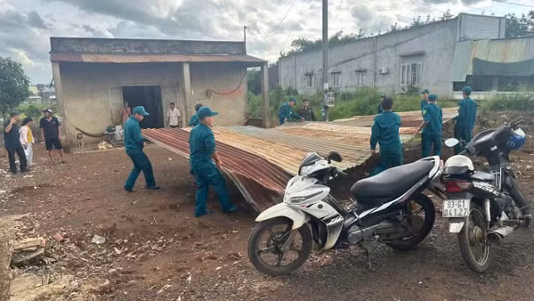 Lực lượng dân quân thường trực xã Thiện Hưng, thành phố Đồng Nai giúp gia đình Phạm Văn Hòa ở thôn Sông Bé khắc phục hậu quả thiên tai.