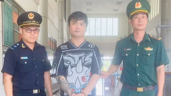 Đồn Biên phòng cửa khẩu quốc tế Hoa Lư bắt giữ đối tượng Phạm Văn Đức khi vừa nhập cảnh về Việt Nam.
