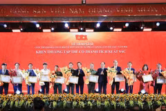 Lãnh đạo Thành ủy Hà Nội tặng Bằng khen cho các tập thể có thành tích xuất sắc. (Ảnh: THÁI QUANG)