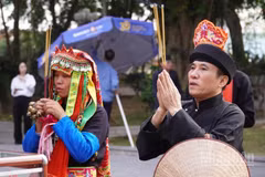 Thầy Mo dâng hương tại đền Đông Cuông trong lễ hội cơm mới. (Ảnh: THANH SƠN)