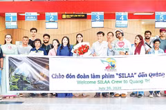 Sở Văn hóa-Thể thao và Du lịch tỉnh Quảng Trị đón đoàn làm phim Silaa tại Cảng hàng không Đồng Hới. 