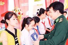Lãnh đạo Ban Chỉ huy Bộ đội Biên phòng tỉnh Nghệ An trao quà tặng các học sinh vùng biên. 