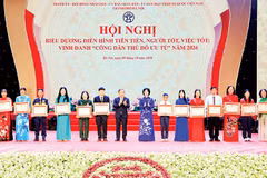Lãnh đạo Thành phố Hà Nội tặng bằng khen cho các cá nhân điển hình tiên tiến, người tốt việc tốt năm 2026 (Ảnh THÀNH THÁI) 