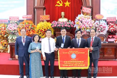 Liên hiệp các tổ chức hữu nghị Việt Nam tặng cờ tại Đại hội. (Ảnh: NGUYỄN SỰ)