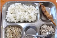 Hình ảnh suất cơm bán trú tại trường Tiểu học Trung Giã do phụ huynh phản ánh. (Ảnh: Mạng xã hội)