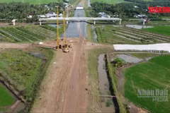 [Video] Cao tốc Mỹ Thuận - Cần Thơ hạn chế xe để thi công cầu vượt