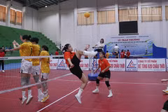 Đội tuyển cầu mây nữ Công an nhân dân (áo đỏ) thi đấu cùng đội cầu mây thành phố Hà Nội, nội dung đội tuyển 4 nữ. (Ảnh: MINH KHỞI)