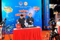 Các hoạt động livestreams bán hàng trực tuyến trong chương trình đã thu hút đông đảo người tiêu dùng. (Ảnh: NGUYÊN TRANG)