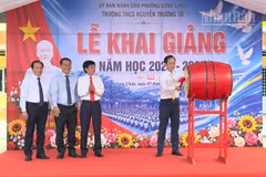 Chủ tịch Ủy ban nhân dân tỉnh Vĩnh Long Trần Trí Quang đánh trống khai giảng năm học mới tại Trường trung học cơ sở Nguyễn Trường Tộ, phường Long Châu, tỉnh Vĩnh Long. (Ảnh: BÁ DŨNG)