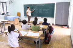Lớp 1 có 6 học sinh đang học tại điểm trường buôn Đrang Phốk, xã Buôn Đôn, nhưng có 1 em vắng do bị ốm. (Ảnh: CÔNG LÝ) 