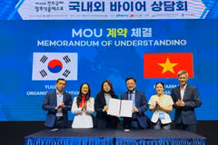 Đại diện thương hiệu cà-phê Miss Ede ký kết 2 biên bản ghi nhớ với 2 doanh nghiệp Hàn Quốc. (Ảnh: CỘNG TÁC VIÊN)