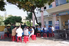 Đồn Biên phòng Tuy Hòa tổ chức chương trình “Cà-phê sáng cùng ngư dân”. (Ảnh: NGUYỄN LÂN)