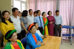 Các đại biểu tham quan mô hình thiết chế văn hóa tại Tổ 4 phường Giảng Võ, Hà Nội. (Ảnh: GIANG NAM)