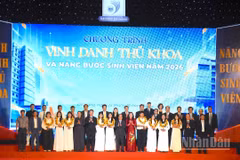 Đại học Đà Nẵng vinh danh thủ khoa và trao học bổng cho sinh viên. (Ảnh: ANH ĐÀO)