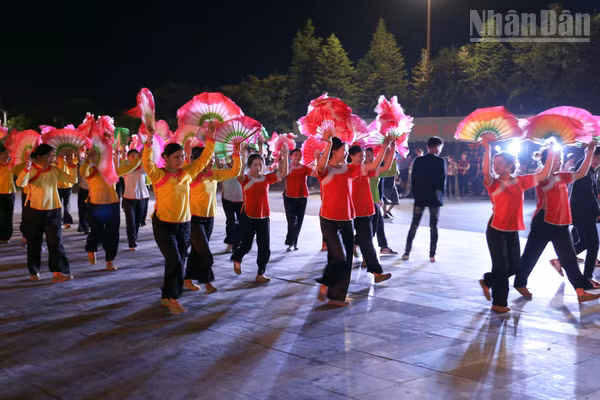 Màn trình diễn của các nghệ nhân, diễn viên quần chúng trong quá trình diễn diễu đường phố tại buổi giao lưu.