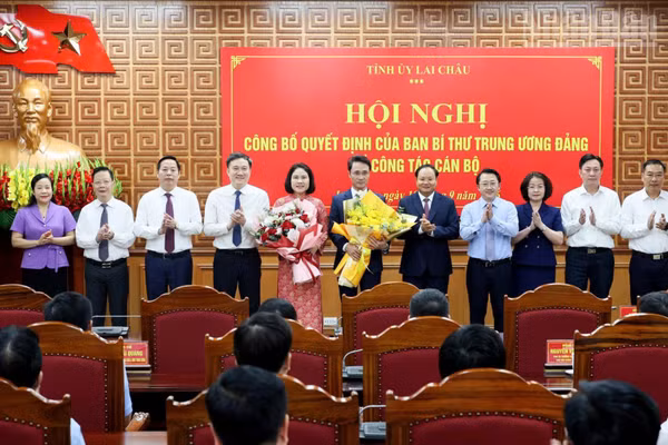 Ban Thường vụ Tỉnh ủy Lai Châu tặng hoa chúc mừng hai đồng chí được Ban Bí thư chuẩn y tham gia Ban Thường vụ nhiệm kỳ 2025-2030. (Ảnh: Trần Tuấn)