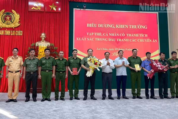 Lãnh đạo tỉnh Lai Châu tặng hoa chúc mừng các tập thể, cá nhân có thành tích trong đấu tranh phá các chuyên án. (Ảnh: TRẦN TUẤN)