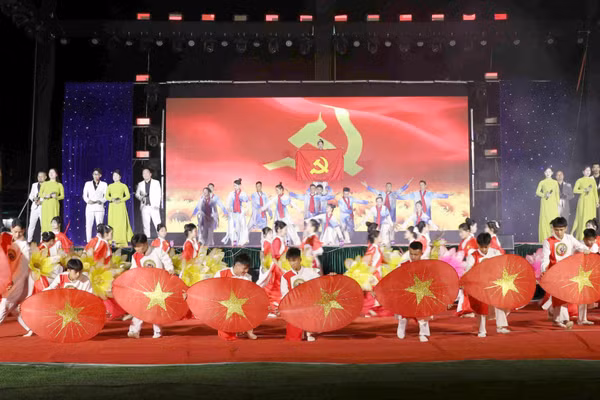 Chương trình nghệ thuật chào mừng Tết Độc lập ở Than Uyên (Ảnh: Trần Tuấn)
