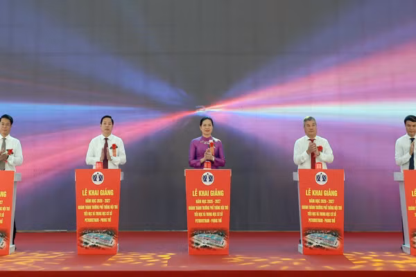 Đồng chí Hà Thị Nga, Ủy viên Trung ương Đảng, Phó Chủ tịch - Tổng Thư ký Ủy ban Trung ương Mặt trận Tổ quốc Việt Nam và lãnh đạo tỉnh Lai Châu cùng các đại biểu thực hiện nghi thức nhấn nút khánh thành Trường nội trú liên cấp Petrovietnam-Phong Thổ. (Ảnh: TRẦN TUẤN)