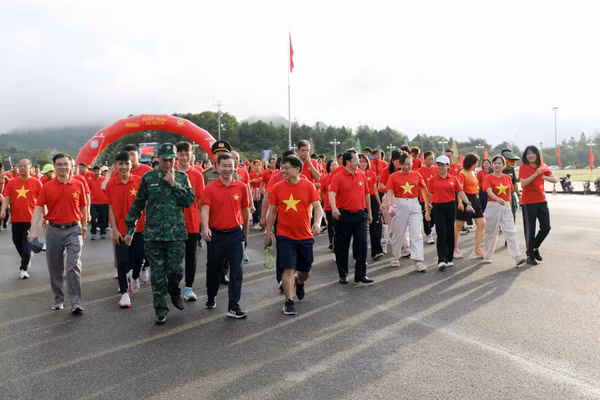 Các đồng chí lãnh đạo tỉnh Lai Châu và hơn 3.000 người dân tại điểm cầu trung tâm tỉnh cùng xuất phát đi bộ hưởng ứng mục tiêu 10 tỷ bước xanh. (Ảnh: Trần Tuấn)