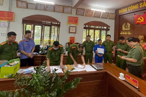 Cơ quan điều tra kiểm tra tang vật của vụ án. (Ảnh: TRẦN TUẤN)
