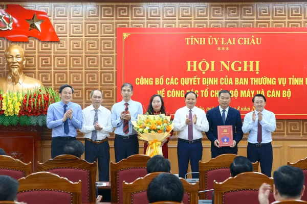 Lãnh đạo tỉnh Lai Châu tặng hoa chúc mừng các đồng chí Phó bí thư Đảng ủy Hội đồng nhân dân và Ủy ban Mặt trận Tổ quốc Việt Nam tỉnh. (Ảnh: Báo và Phát thanh truyền hình Lai Châu)