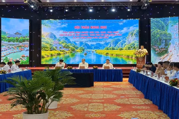 Quang cảnh hội thảo khoa học “Phát triển nông nghiệp sinh thái, xanh, tuần hoàn gắn với bảo vệ môi trường, thích ứng với biến đổi khí hậu và phát triển nông thôn bền vững”. (Ảnh: TIẾN ANH)