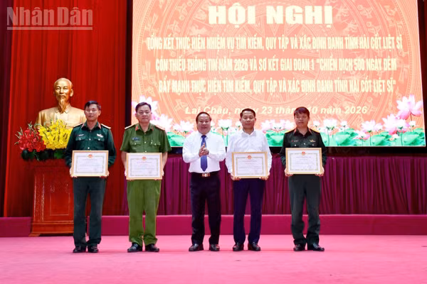 Lãnh đạo tỉnh Lai Châu trao bằng khen cho đại diện tập thể và cá nhân có thành tích xuất sắc trong thực hiện nhiệm vụ tìm kiếm, quy tập và xác định danh tính hài cốt liệt sĩ. (Ảnh: TRẦN TUẤN)