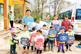 Anh Ngô Văn Thọ vận chuyển đưa cặp sách mới đến tặng học sinh vùng cao.