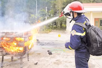 Phòng Cảnh sát Phòng cháy chữa cháy và Cứu hộ cứu nạn, Công an tỉnh Tuyên Quang thử nghiệm sản phẩm gel chữa cháy đa năng của Viện Hóa học. (Ảnh HÀ GIANG)