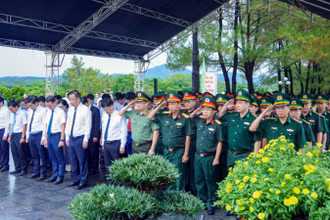 Các đại biểu tham dự lễ tưởng niệm các Anh hùng liệt sĩ.