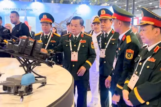 Thượng tướng Hoàng Xuân Chiến, Ủy viên Trung ương Đảng, Ủy viên Thường vụ Quân ủy Trung ương, Thứ trưởng Quốc phòng cùng các đại biểu tham quan các gian hàng.