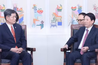 Chủ tịch nước Lương Cường tiếp Chủ tịch Quỹ Giao lưu quốc tế Hàn Quốc (KF) Kim Ghee Whan. (Ảnh: TTXVN)