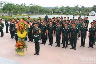 Các đại biểu dâng hương tại Nghĩa trang liệt sĩ thành phố Đà Nẵng và Tượng đài Mẹ Việt Nam Anh hùng (tại phường Quảng Phú). (Ảnh: ĐÌNH TĂNG)