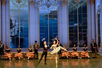 Cảnh trong vở ballet “Don Quixote” của Nhà hát Nhạc vũ kịch Việt Nam. (Ảnh TRUNG KIÊN)