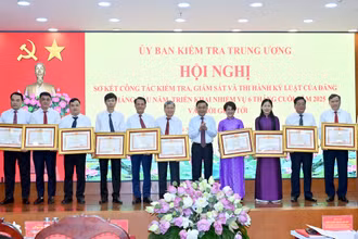 Đồng chí Trần Cẩm Tú, Ủy viên Bộ Chính trị, Thường trực Ban Bí thư trao bằng khen của Thủ tướng Chính phủ tặng các tập thể, cá nhân có thành tích xuất sắc năm 2025. (Ảnh: ĐĂNG KHOA)