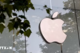 Biểu tượng Apple tại một cửa hàng ở Brussels, Bỉ. (Ảnh: THX/TTXVN)